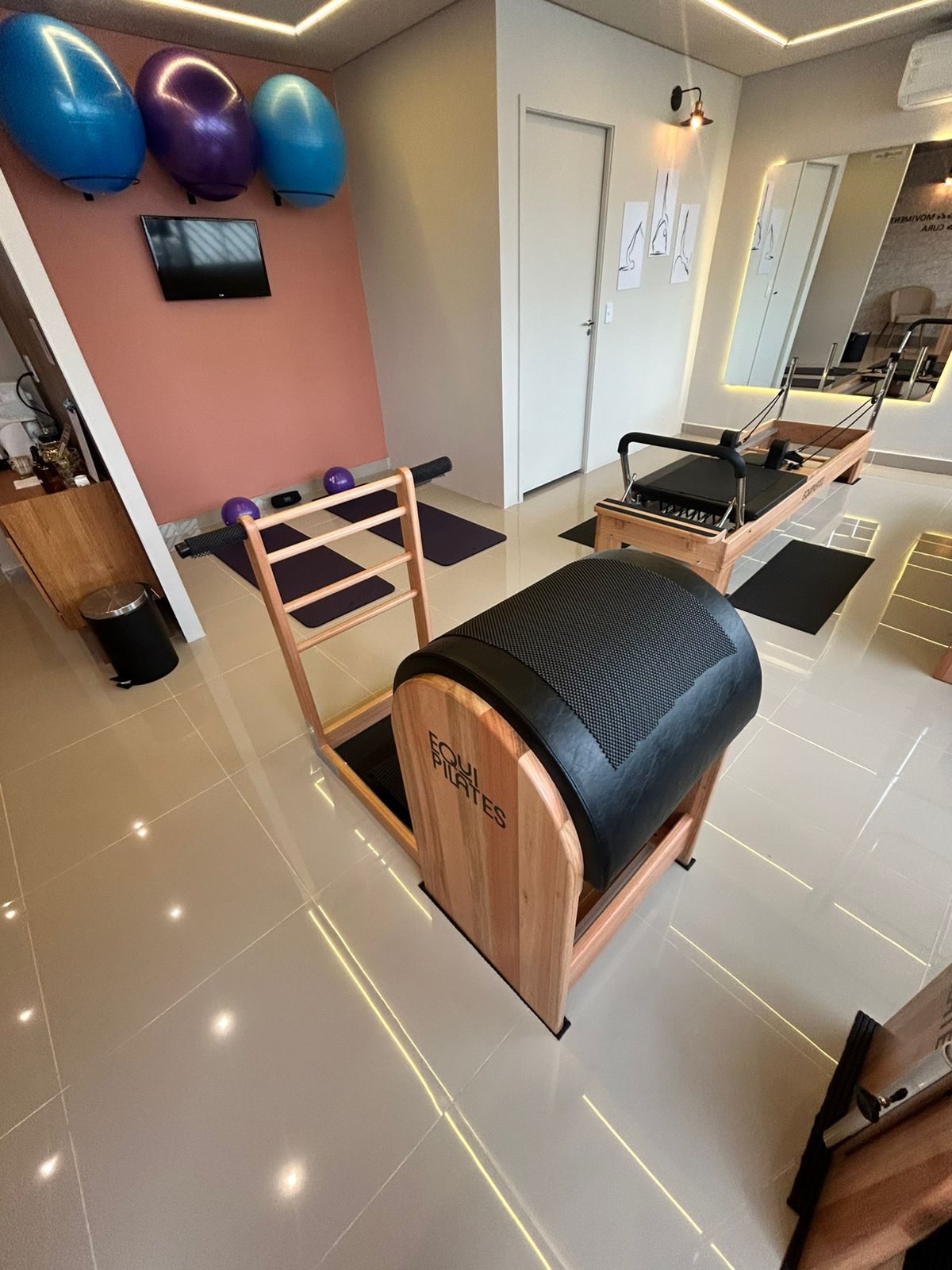Ladder Barrel em primeiro plano com a sala de aparelhos ao fundo