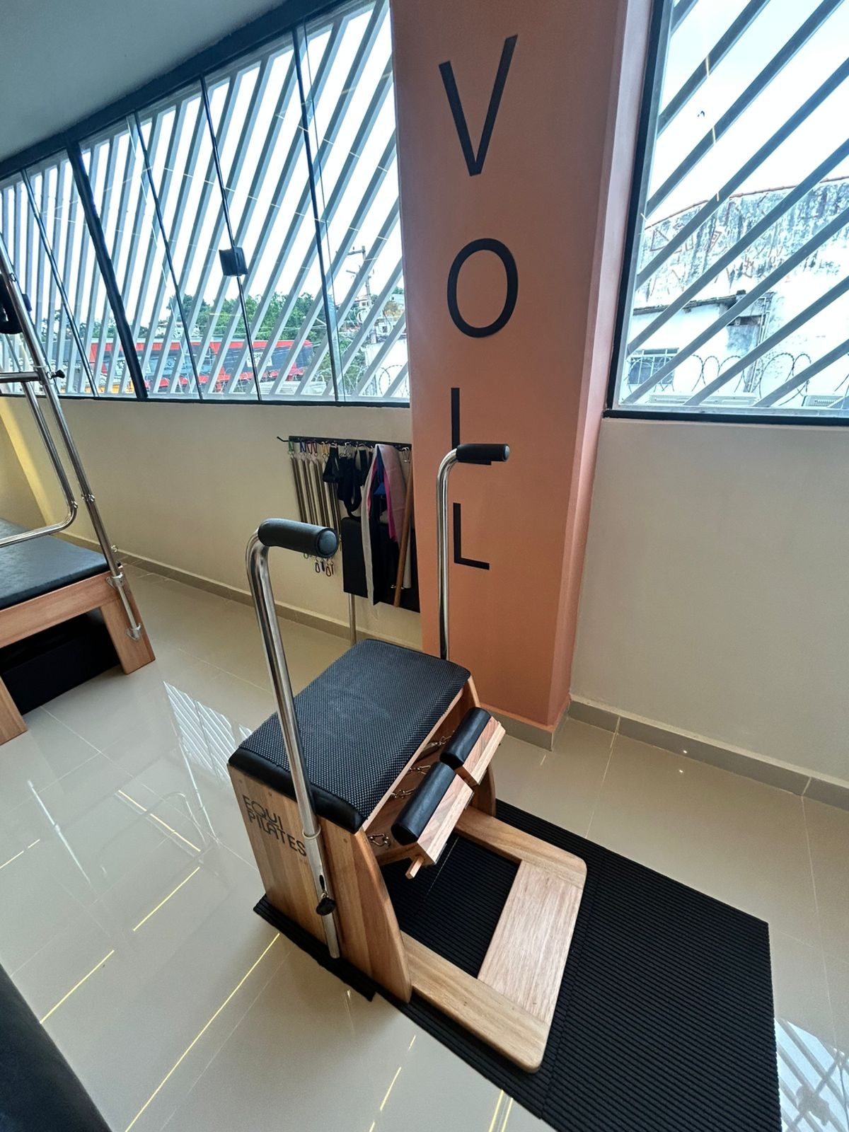 Chair de pilates ao lado da coluna com o nome Voll